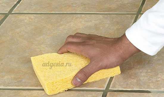 Керамическая плитка является долговечным материалом для отделки стен и потолка. Она не требует сложного ухода, но ее необходимо регулярно чистить, чтобы она сохраняла первоначальный привлекательный вид.