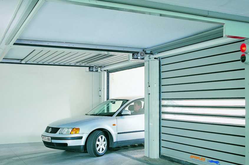 При обустройстве гаража в загородном доме, следует уделить внимание не только вместимости и наружной отделке, но еще и воротам. К их выбору рекомендуют подходить наиболее тщательно, поскольку именно ворота являются наиболее функциональной частью гаража.