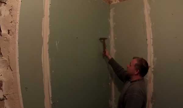 Как выровнять стены в ванной под плитку