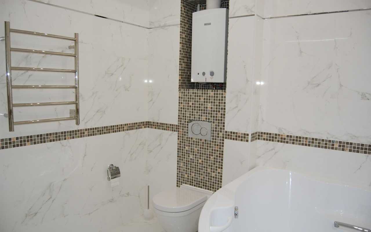 При выборе плитки в ванную комнату она должна быть идеальной поверхности, иметь ровные углы, для этого можно соединить две плитки и посмотреть, если нет просвета, значит плитка идеальная для покрытия стен.
