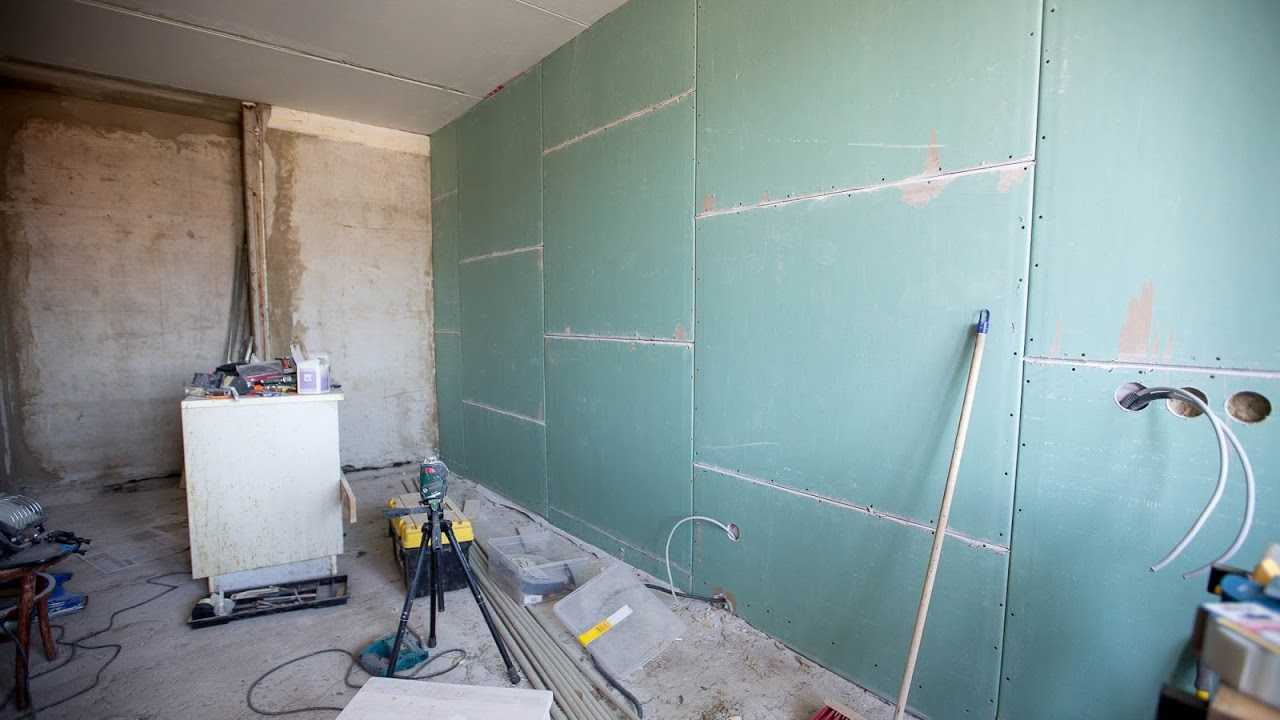 Выравнивание стен гипсокартоном получило огромную популярность ввиду простоты выполнения работ и высокой ровности получаемых стен.