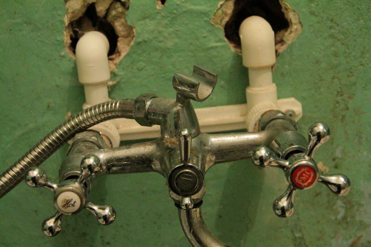 Установка смесителя в ванной: как установить на стену своими руками на оптимальную высоту, монтаж крана в раковину