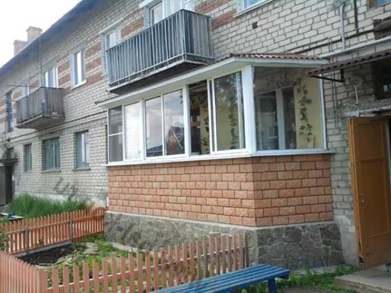 Балкон в частном доме (71 фото): красивые закрытые и открытые под крышей, пристройка балкона в деревянном доме над верандой
