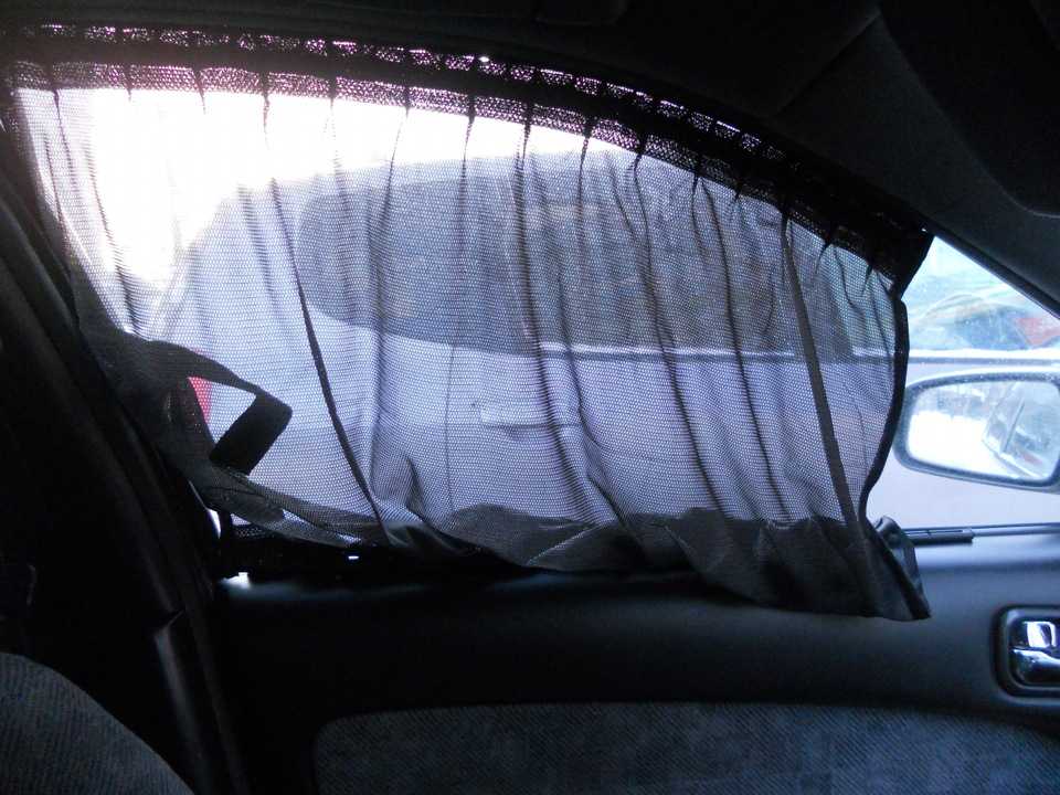 Разрешены шторки. Москитные шторки Nissan Patrol. Каркасная шторка на лобовое стекло. Шторка сетка для авто. Тонировочная сетка для авто.