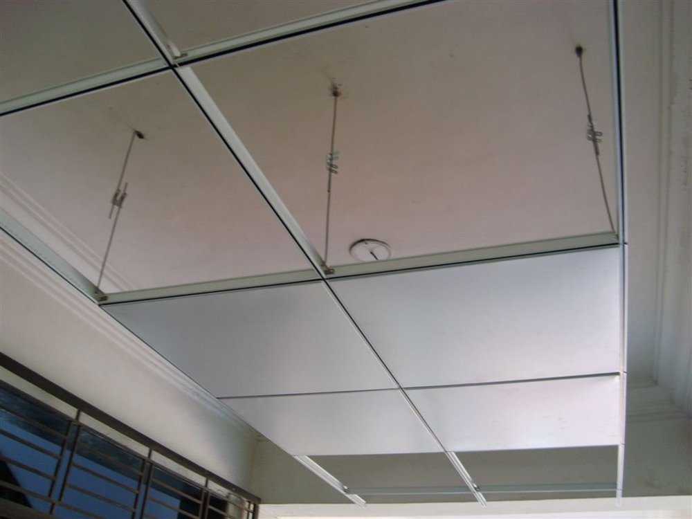 Кассетный потолок из алюминиевых панелей