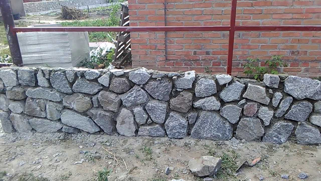 Каменные дома строятся из твёрдых строительных материалов, имеющих, как правило, натуральную основу. Для качественной кладки стен используют кирпич, который бывает двух видов – керамический и силикатный.