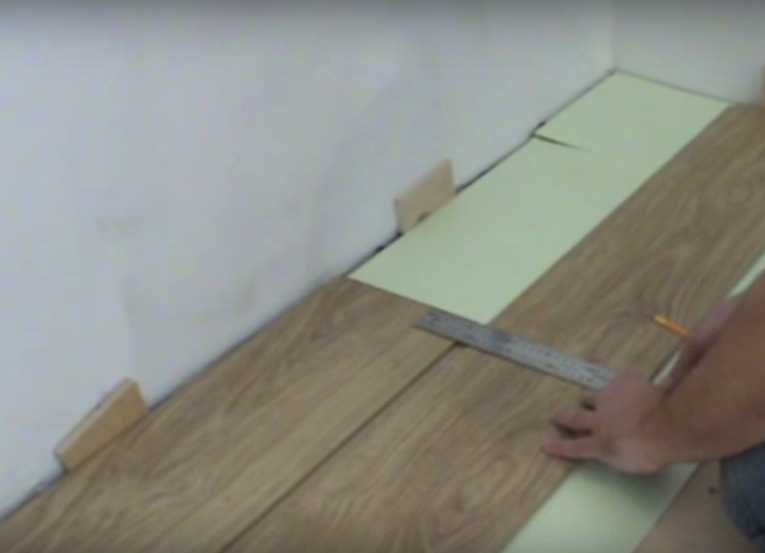 Выравнивание пола фанерой под ламинат: укладка на деревянный, бетонный пол, лаги, можно ли своими руками, технология на фото и видео