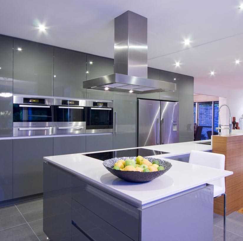 Организуя освещение на кухни, не стоит забывать и про подсветку для рабочей зон, где осуществляется процесс приготовления пищи.