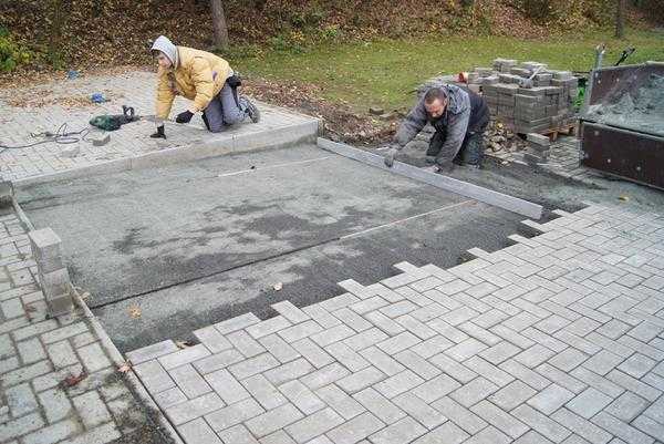 Тротуарная плитка: бетонное основание и укладка брусчатки своими руками