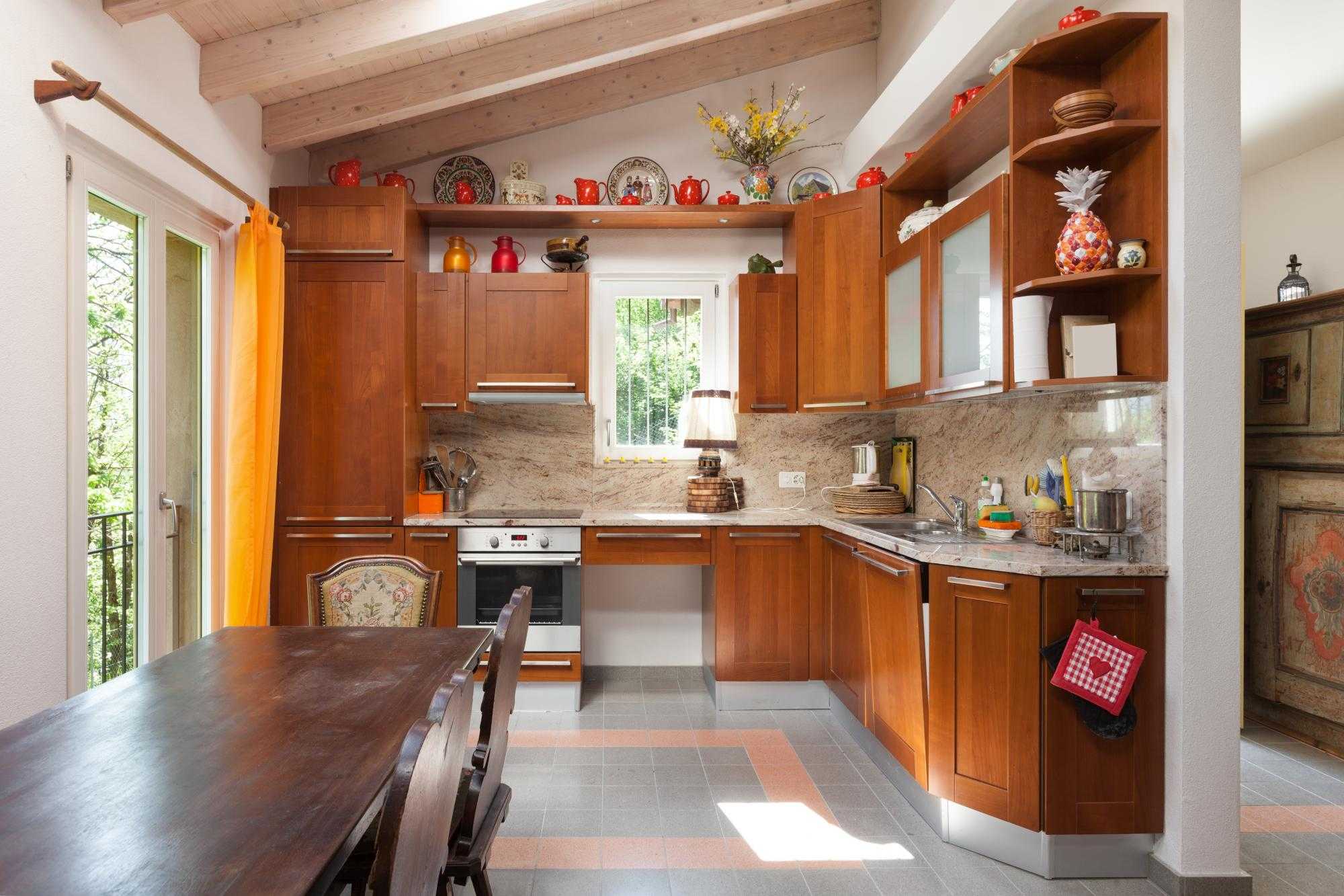 Кухонный гарнитур - преимущества разных материалов и особенности дизайна