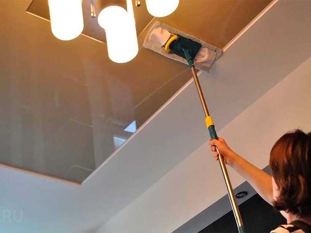 Как мыть натяжные потолки? 28 фото: как ухаживать, правила мытья в домашних условиях без разводов и особенности выборы средств для чистки