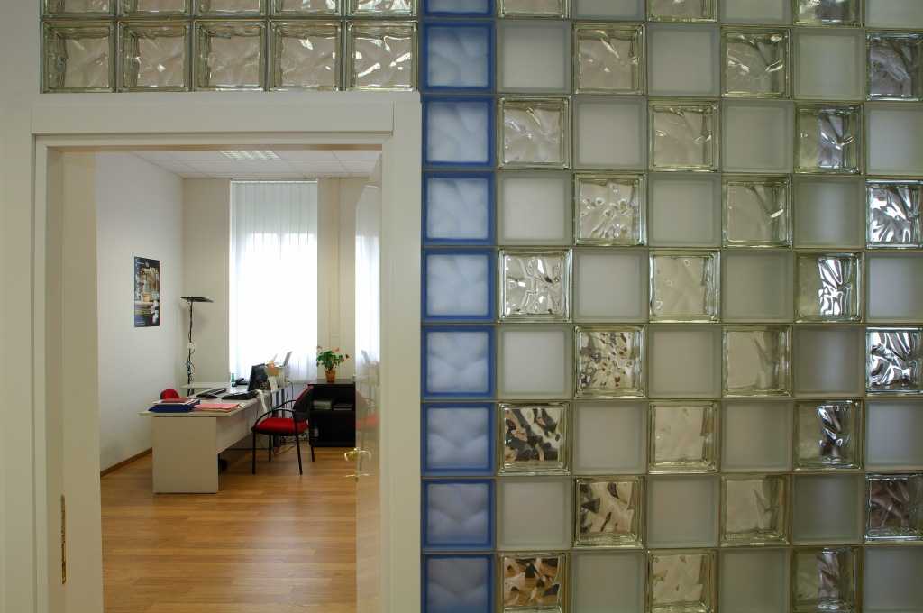 Использование стеклянных блоков на даче. что можно сделать из стеклоблоков? декорирование стен и мебели