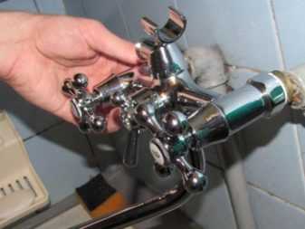 Как поменять кран в ванной своими руками