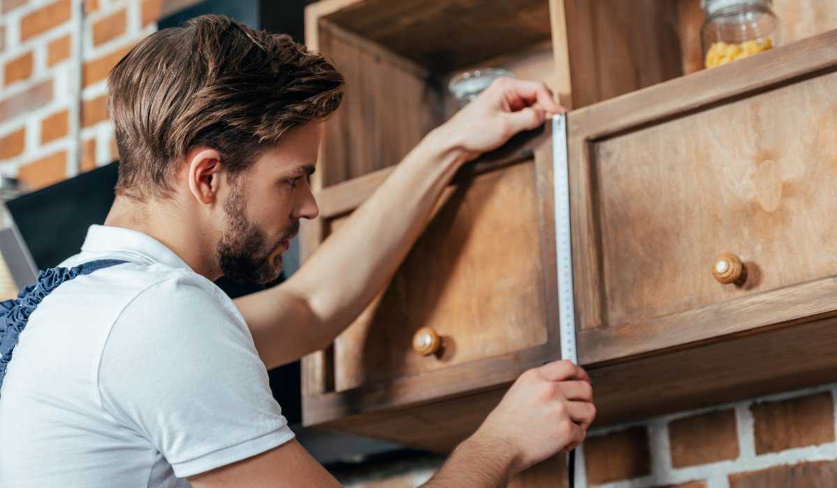 Приступая к выполнению ремонтных работ на кухне, появляется необходимость в замене не только кафеля, но и мебельных изделий.