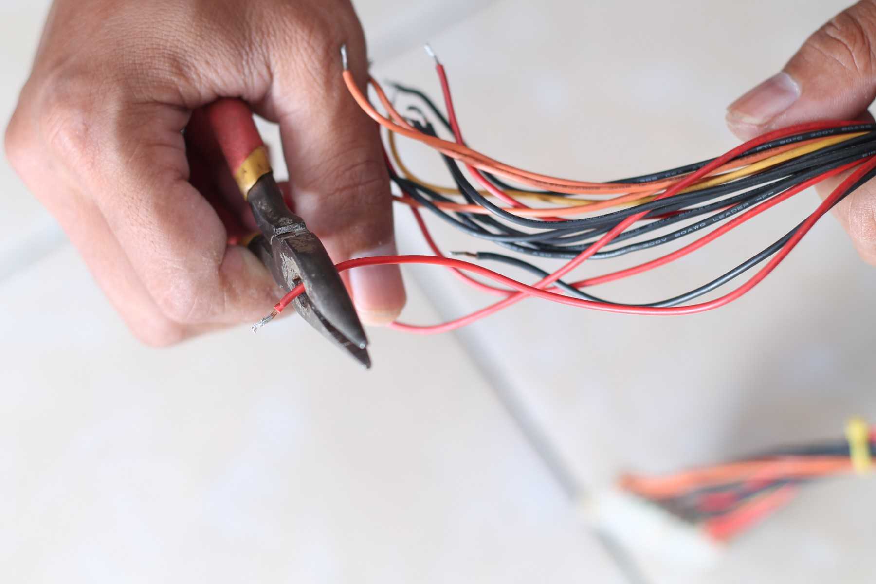 Как перекусить провод под напряжением – как обрезать провода под напряжением 220в? — интернет-магазин инструмента. — yato-tools.ru. электротовары и инструмент.