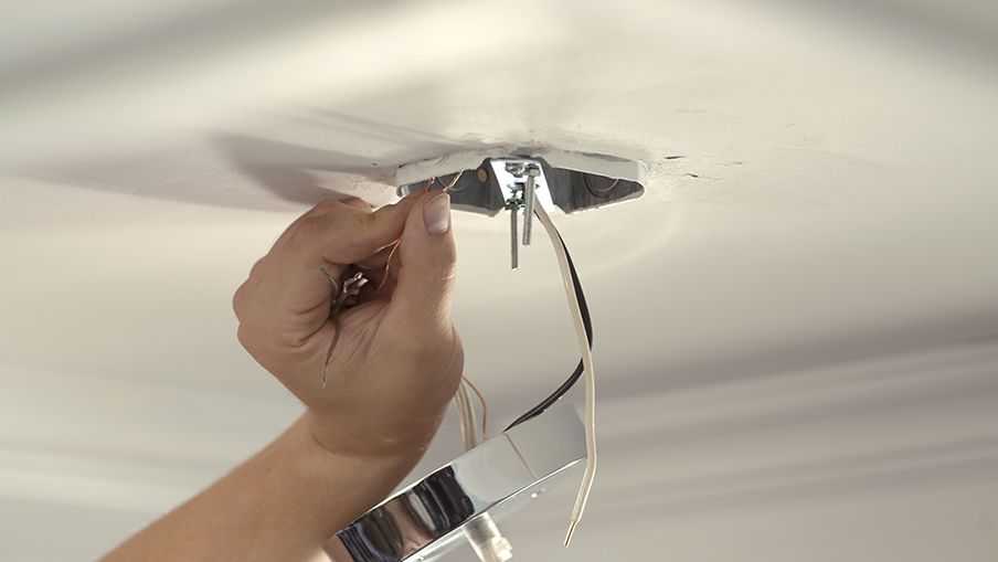 Как крепить люстру к натяжному потолку: монтаж, крепление, как подвесить и прикрепить светильник, как повесить основание для потолочной люстры, как прикрутить крепеж