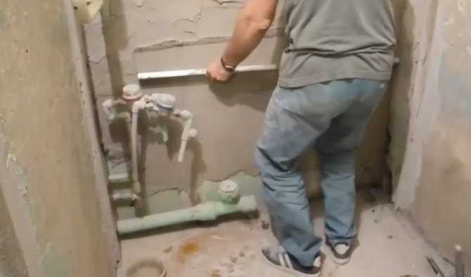 Как выровнять стены в ванной под плитку — чем выровнять стену под плитку