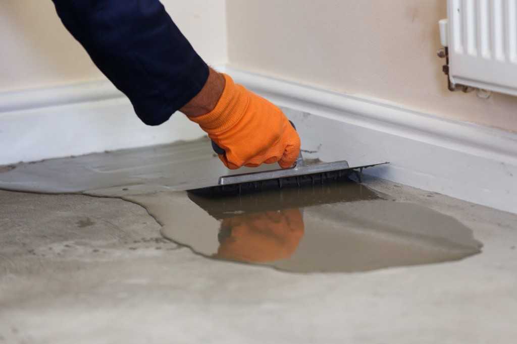 Как выровнять бетонный пол: чем можно выровнять, жидкое покрытие для выравнивания в квартире, как ровно залить бетоном напольную конструкцию, смесь и шпаклевка