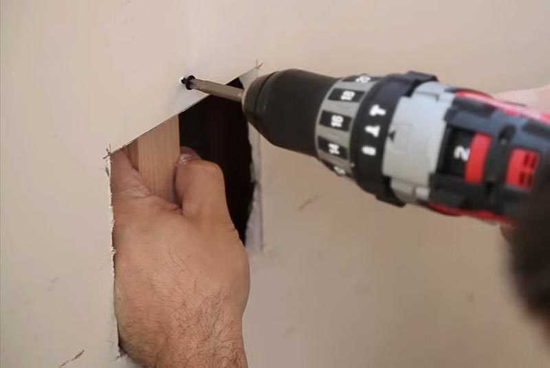 Восстановление повреждений в виде дырок в гипсокартоне на стене: разбираем главное