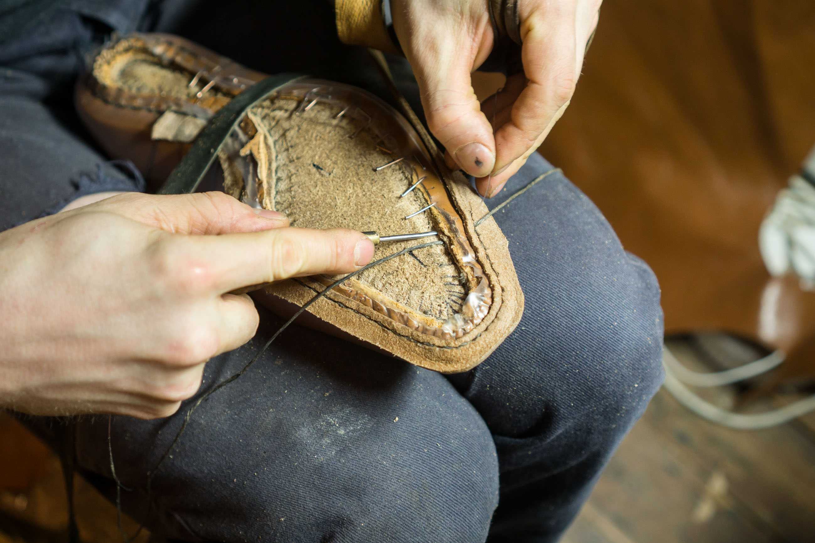 Обувь, сшитая своими руками, может стать настоящим предметом гордости своего владельца, прослужить ему долгие годы, создать благоприятные условия для повседневной жизни и сэкономить бюджет.