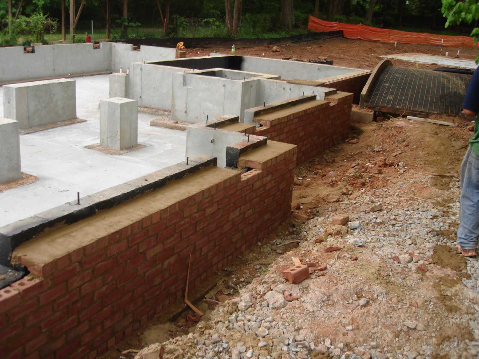 Имеется несколько видов фундамента, которые подойдут для строительства дома из газобетона. У каждого варианта имеются свои особенности и преимущества  использования.