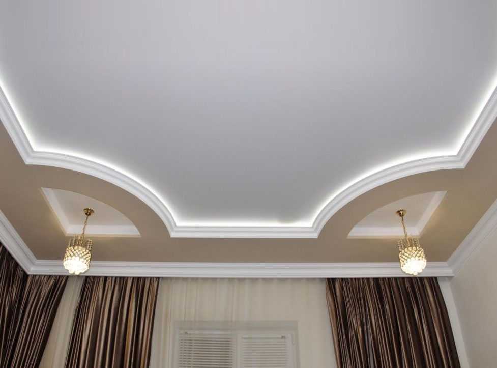 Гипсовые потолки (61 фото): дизайн двухуровневых конструкций с подсветкой, красивые панели на потолок, классические подвесные варианты