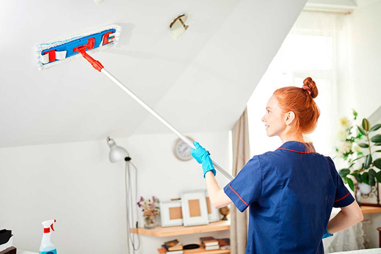 Как помыть натяжные потолки: чем отмыть, как мыть глянцевый потолок, чем моют, как почистить, как чистить глянец
