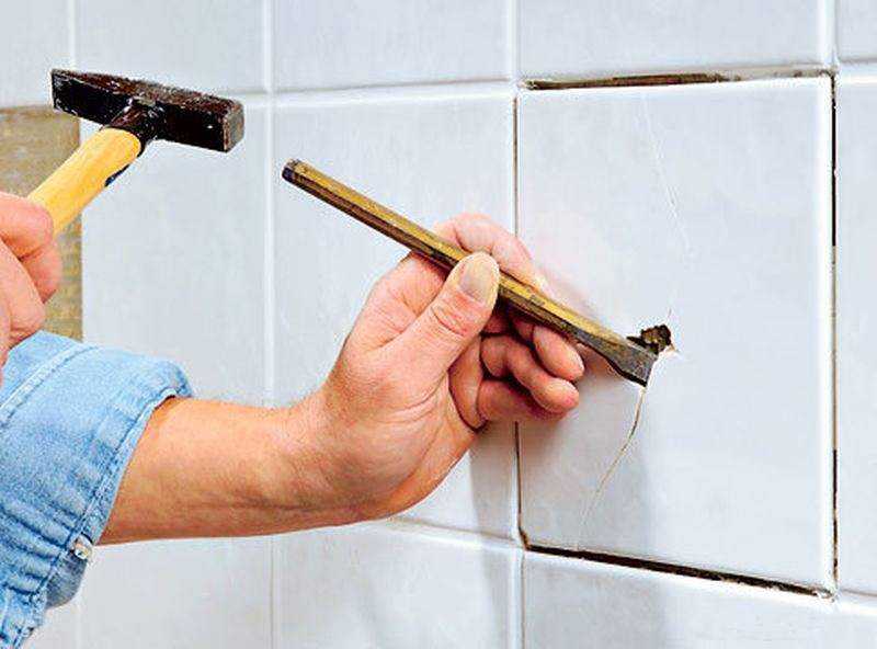 Как снять плитку в ванной со стены