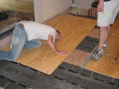 Чем можно выровнять деревянный пол в квартире и как это сделать своими руками?