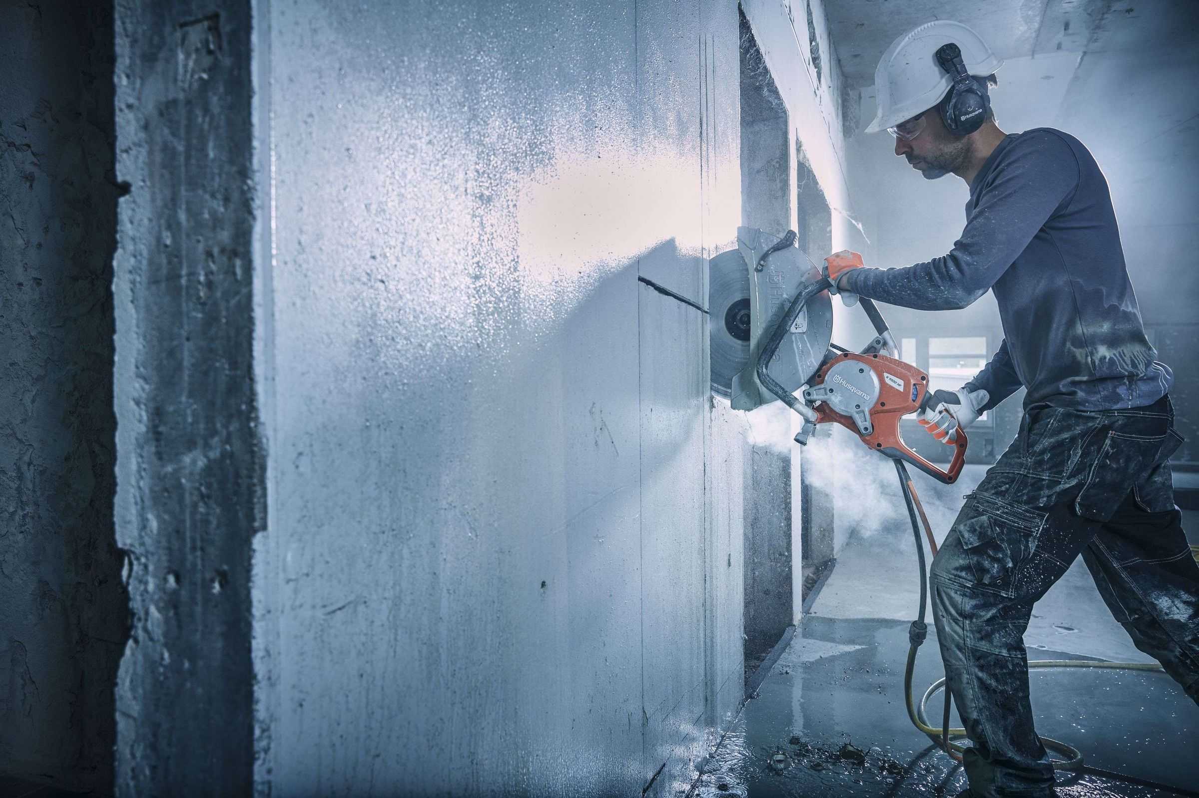 Используют алмазную резку бетона чаще всего при перепланировках квартир. Когда необходимо убрать перегородки, сделать комнату-студию, произвести демонтаж стен. Эти услуги всегда актуальны.